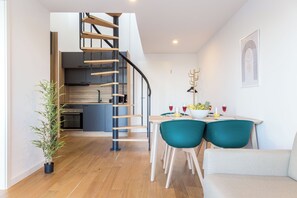 Apartamento real, sacada, vista para o vale | Área de estar | Smart TV 42 polegadas com canais via satélite, Netflix, brinquedos
