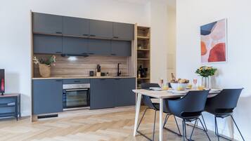 Großer Kühlschrank, Ofen, Herdplatte, Geschirrspüler
