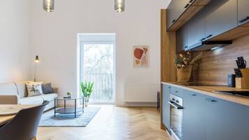 Full-size fridge, oven, stovetop, dishwasher