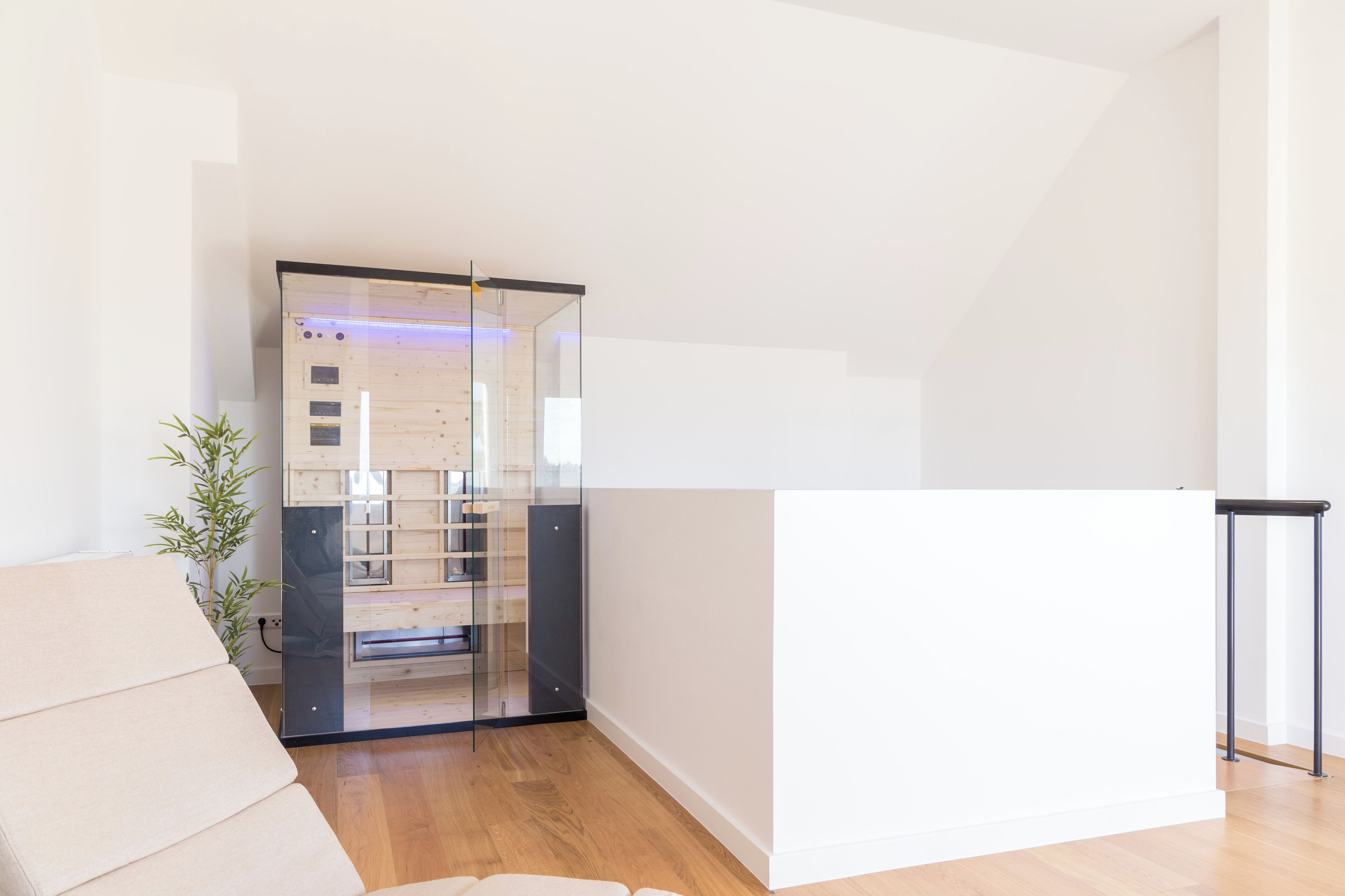 Een modern interieur met een glazen wand, een houten boekenkast en een minimalistisch ontwerp.