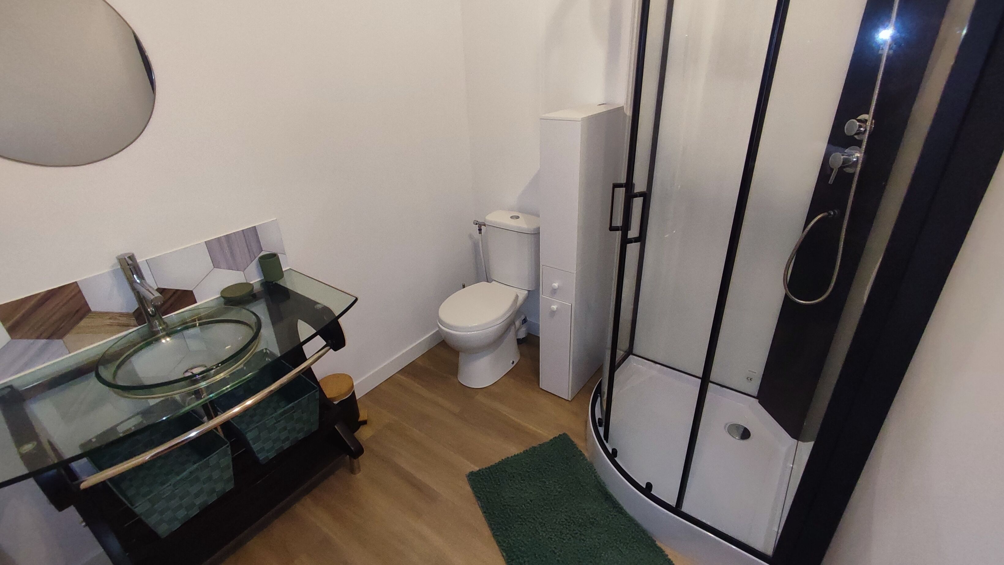 Dusj, hårføner, håndklær og såpe