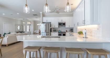 4 Bedroom: walk to beach, best restaurants, shops & mini golf in 9 minutes.