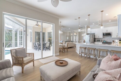 4 Bedroom: walk to beach, best restaurants, shops & mini golf in 9 minutes.