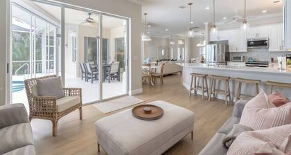 4 Bedroom: walk to beach, best restaurants, shops & mini golf in 9 minutes.