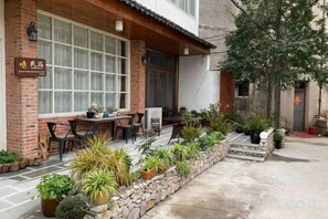 Outdoor dining - Qingfei Hostel (Yueqing)