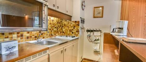 Fridge, oven, coffee/tea maker