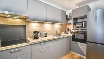 Coffee/tea maker, fridge, microwave, oven