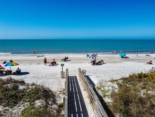 Plage, chaises longues, serviettes de plage