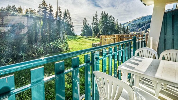 A balcony with a view of a green landscape and trees. - Ski-in/ski-out & foot of the slopes, Ground floor, swimming pool, terrace, parking, 27m², Les Gets (Les Gets)