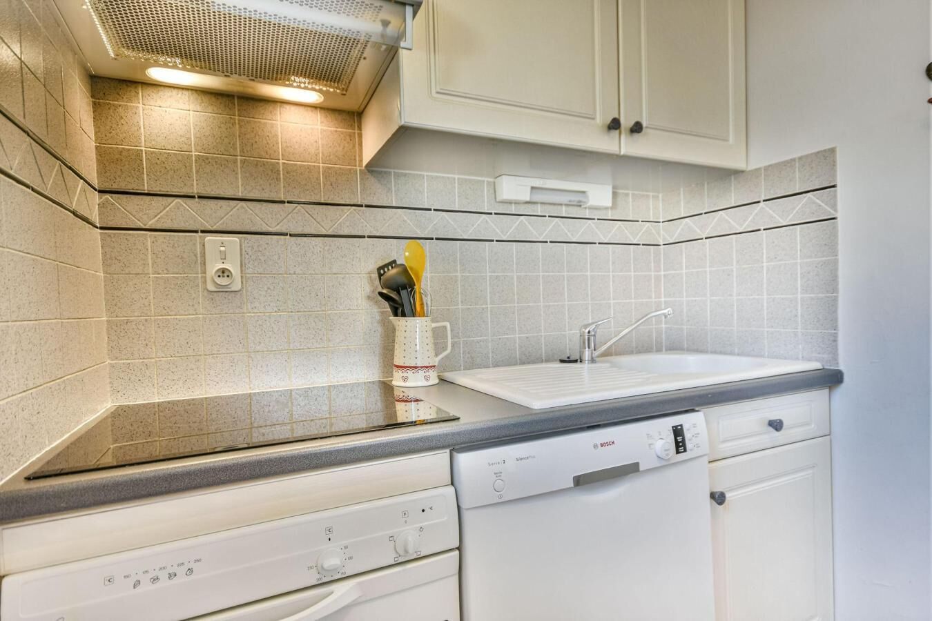 Een koelkast, een microgolfoven, een oven, een vaatwasser