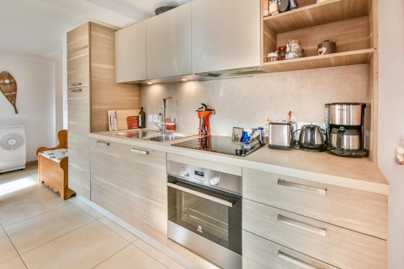 Coffee/tea maker, fridge, microwave, oven