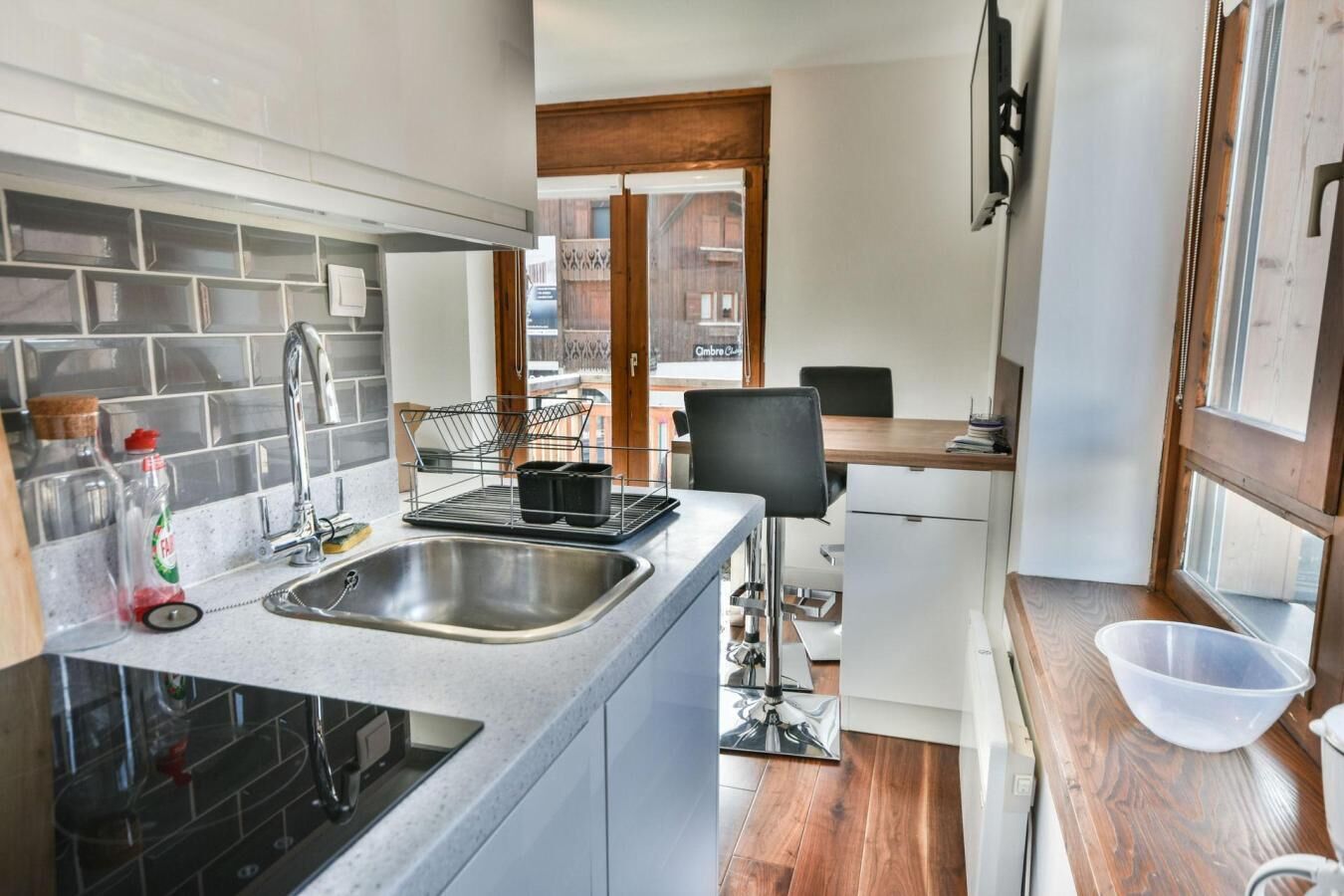 Fridge, oven, coffee/tea maker, toaster