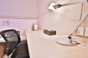A desk with a computer, a chair, a desk lamp, and a tissue box. - Jinjiang Inn (Yixing Renmin Middle Road Pedestrian Street) (Yixing)