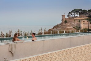 Outdoor pool, open 10:00 AM to 9:00 PM, pool umbrellas, sun loungers - Elisabeth by the Sea Hotel 5* (Tossa de Mar)