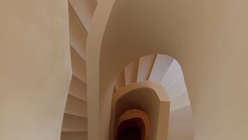 Una escalera de caracol con una zona de descanso circular.
