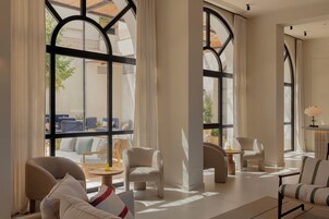 2 bars/lounges, rooftop bar