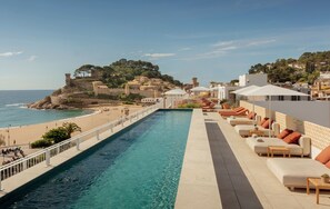Outdoor pool, open 10:00 AM to 9:00 PM, pool umbrellas, sun loungers - Elisabeth by the Sea Hotel 5* (Tossa de Mar)