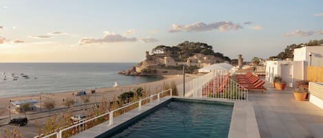 Outdoor pool, open 10:00 AM to 9:00 PM, pool umbrellas, pool loungers