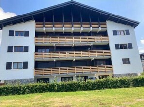 Exterior - 300m from ski slopes, 2nd floor, balcony, fireplace or stove, parking, tv, ski locker, 72m² (Les Gets)