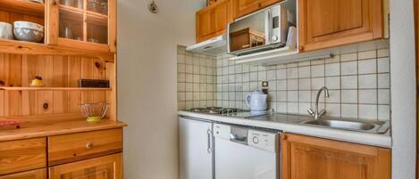 Een koelkast, een microgolfoven, een oven, een vaatwasser