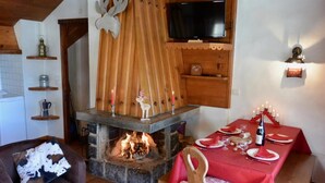 Interior - Wifi, 150m from resort center, 2nd floor, balcony, fireplace or stove, parking, tv, ski locker, 49m² (Les Gets)
