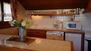 Fridge, oven, dishwasher - Wifi, 150m from resort center, 2nd floor, balcony, fireplace or stove, parking, tv, ski locker, 49m² (Les Gets)