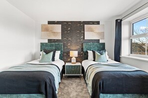 4 bedrooms, iron/ironing board, Internet, bed sheets