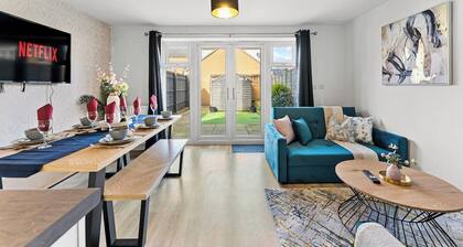 Captivating 4 bed House - Parking - Sleeps 14