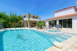 Outdoor pool, a heated pool - Villa Exceptionnelle Avec Piscine Privée , Haut de Gamme, Proche de la Plage (Sanary-sur-Mer)