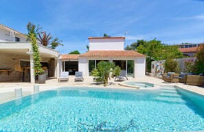 Una piscina al aire libre, una piscina climatizada