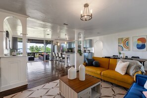 Smart TV - Charming Lake Front Home Fishing Dock Fire Pit Kayaks (Quinlan)