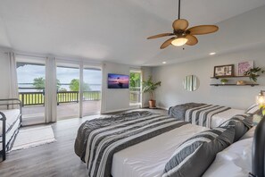 3 bedrooms, desk, iron/ironing board, WiFi - Charming Lake Front Home Fishing Dock Fire Pit Kayaks (Quinlan)