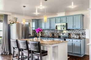 Fridge, microwave, oven, stovetop - Charming Lake Front Home Fishing Dock Fire Pit Kayaks (Quinlan)