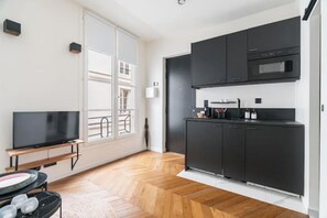 Fridge, microwave, stovetop, coffee/tea maker - La Suite Le Marais (Paris)