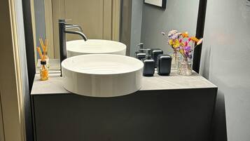 Asciugacapelli, asciugamani, carta igienica