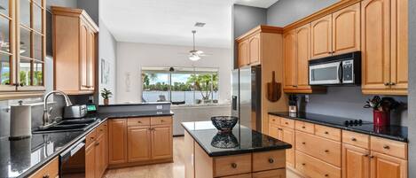 ثلاجة، ميكروويف، فرن، موقد طهي مسطح