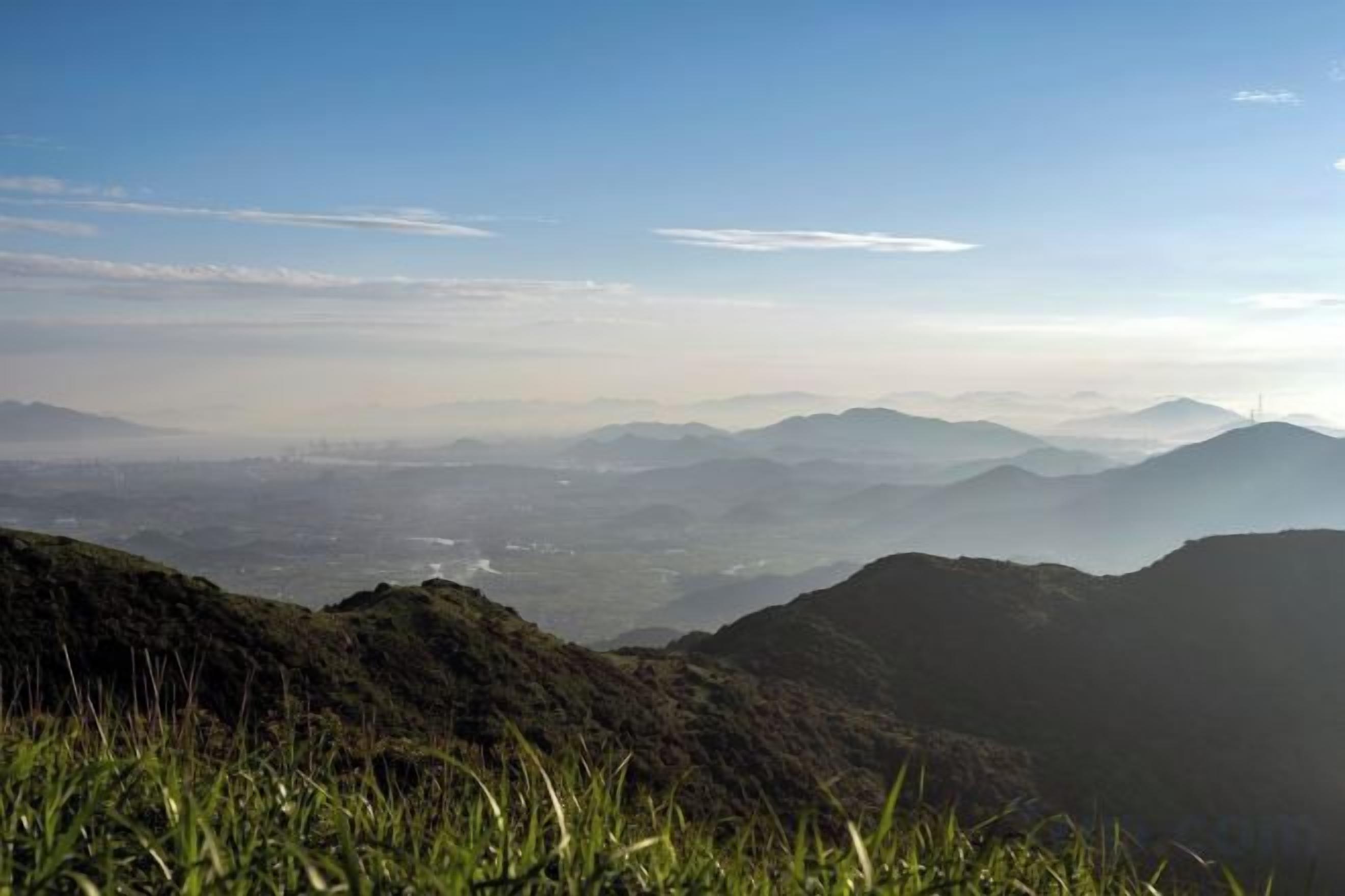 Un paisaje montañoso con cielo despejado.