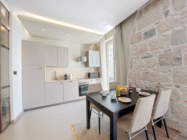 Frigorifero, microonde, forno, lavastoviglie