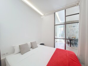 2 bedrooms, iron/ironing board, WiFi