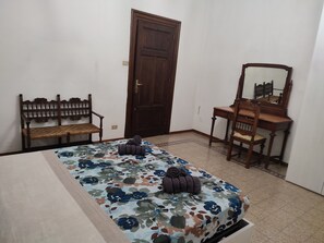 2 عدّة غرف نوم ومكواة/لوح كي وواي فاي مجانًا وملاءات أسرّة