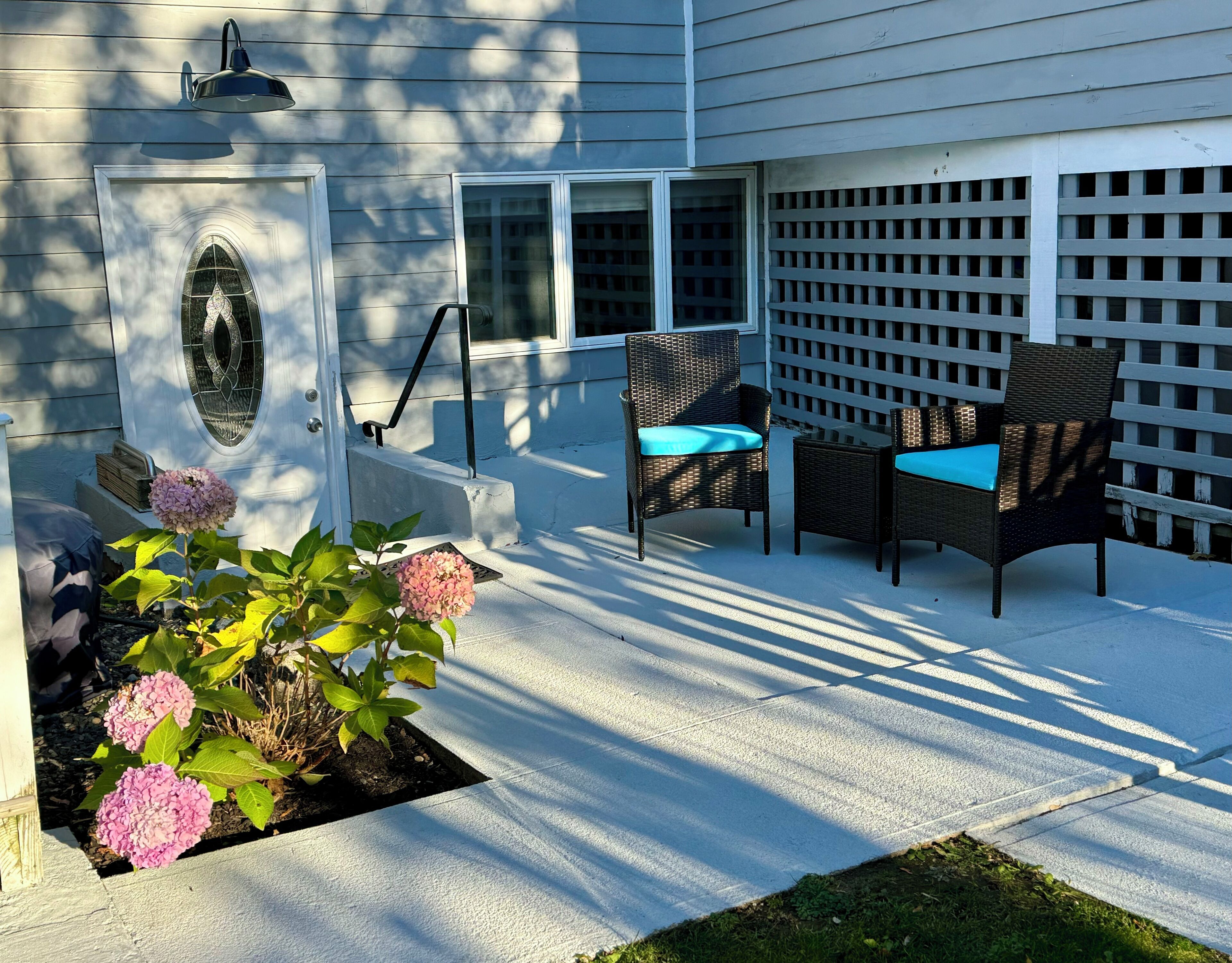 Seaside escape steps to the beach & town in a beautiful neighborhood