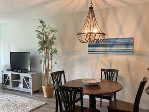 Dining - STEPS TO THE BEACH and POOL Oceanfront QUIET complex Lola’sLanding!! (St. Augustine)