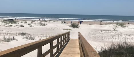 Aan het strand, ligstoelen aan het strand, strandlakens
