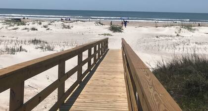 STEPS TO THE BEACH and POOL Oceanfront QUIET complex Lola’sLanding!!