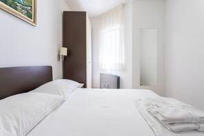 2 bedrooms, iron/ironing board, WiFi, bed sheets