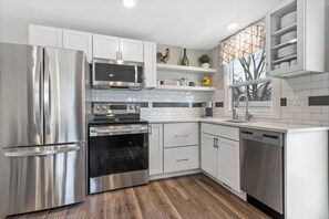 Kokeplater, oppvaskmaskin og spisebord