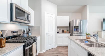 Brand New, 4 Bedrooms, 2 Bathrooms With 8 Beds