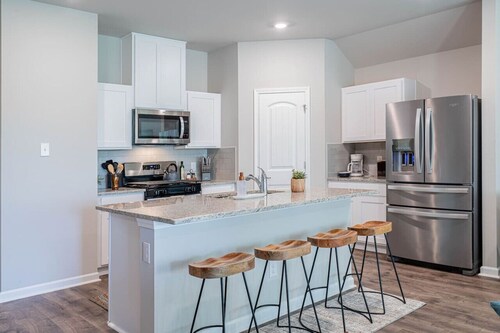 Brand New, 4 Bedrooms, 2 Bathrooms With 8 Beds