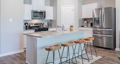 Brand New, 4 Bedrooms, 2 Bathrooms With 8 Beds