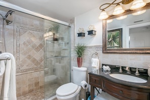 คอนโด (Midnight Cove II Bldg 6, 2nd Fl Near ) | ห้องน้ำ | ของใช้ในห้องน้ำฟรี